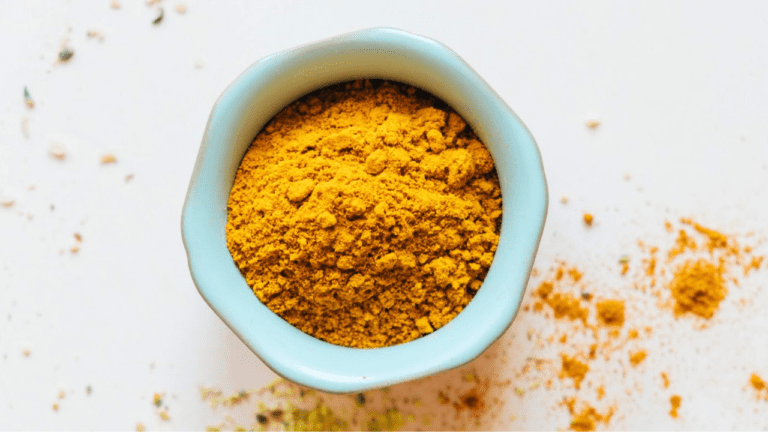 Turmeric Benefits: हल्दी का इस तरह करेंगे प्रयोग तो बेजान त्वचा दिखेगी फूलों की तरह खूबसूरत, जानें लगाने का अनोखा तरीका