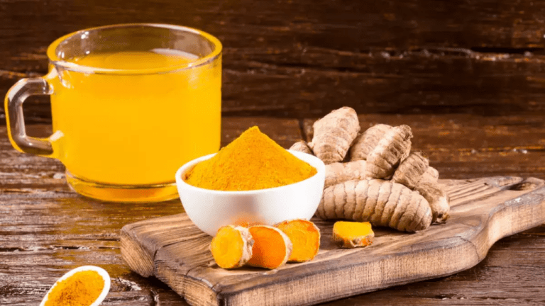 Turmeric Water Benefits: जोड़ों के दर्द से हो गए हैं परेशान तो सेवन करें हल्दी पानी, मिलेगा अचूक फायदा, स्किन भी दिखेगा ग्लोइंग