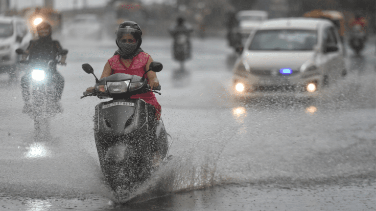 Weather Update: दिल्ली,यूपी सहित इन राज्यों में अगले 4 दिन तक होगी बारिश,जानें कहां गिरेगी बिजली