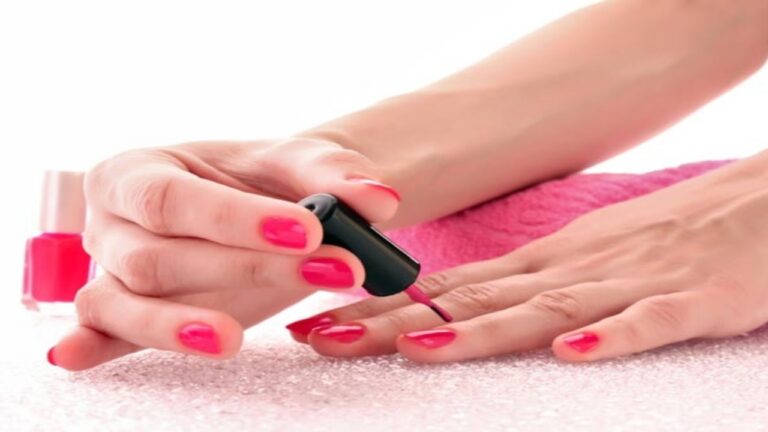 Nailpaint for Blue Dress: ब्लू ड्रेस के लिए चुनें ये नेलपेंट शेड्स,आपकी तारीफ करते नहीं थकेंगे लोग