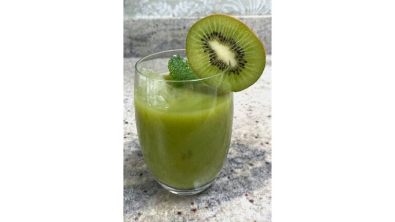 Kiwi juice benefits: गर्मियों में इम्यूनिटी बढ़ाने के लिए पीएं कीवी का जूस, जानें इसके बेहतरीन फायदे