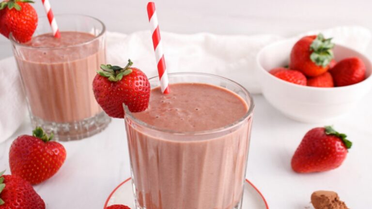 Strawberry chocolate smoothie: गर्मियों में मिनटों में तैयार करें स्ट्रॉबेरी चॉकलेट स्मूदी,तारिफ करते नहीं थकेंगे मेहमान