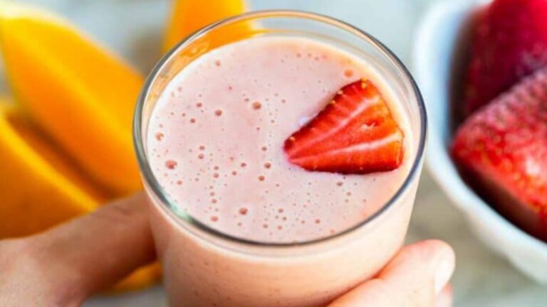 Strawberry smoothie: गर्मियों में स्ट्रॉबेरी स्मूदी से मिलेगी आपको भरपूर एनर्जी, ऐसे करें चुटकियों में तैयार