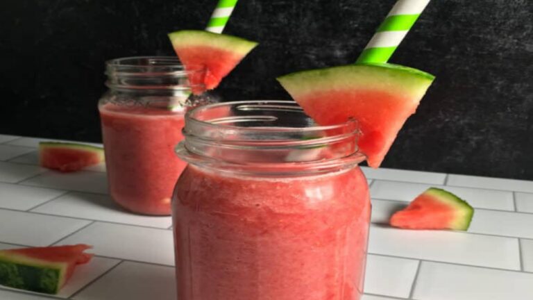 Watermelon banana smoothie: गर्मियों में आपको तरोताज़ा रखेगी ये स्वादिष्ट वॉटरमेलन बनाना स्मूदी, जरूर ट्राई करें रेसिपी