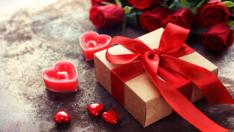 Engagement Gift Ideas: कम पैसों में इंगेजमेंट पर कपल को दे बेहतरीन गिफ्ट्स,दुल्हा-दुल्हन हो जाएंगे खुश, देखें