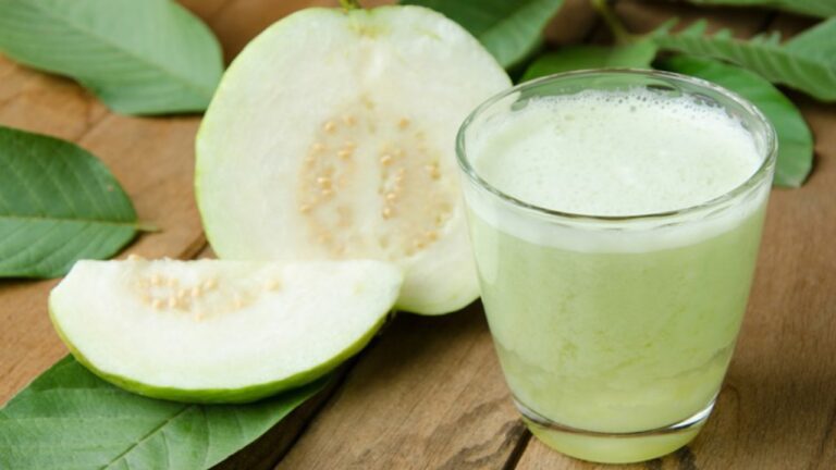 Guava Sharbat: बाजार के बजाय घर पर बनाएं बेहद स्वादिष्ट ग्वावा शरबत, पढ़ें इसकी बेहतरीन रेसिपी