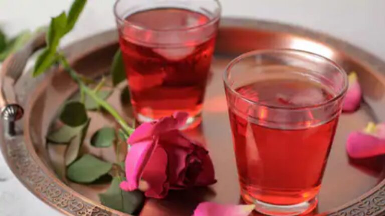 Gulab sharbat: गर्मियों में दिल,दिमाग और शरीर को ठंडक पहुंचाता है गुलाब का शरबत, जानें बनाने की विधि