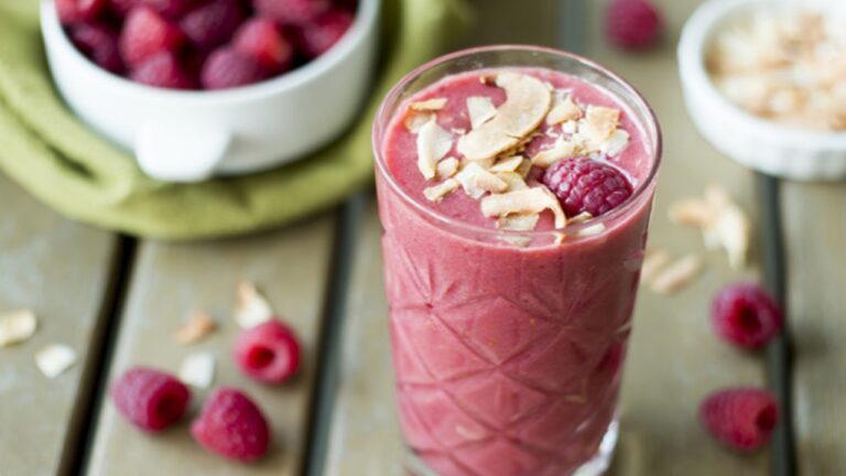 Raspberry coconut smoothie: ब्रेकफास्ट का बेहद हेल्दी आप्सन है रास्पबेरी नारियल स्मूदी, पढ़ें डिलिशियस रेसिपी