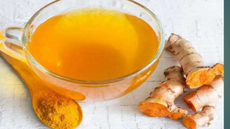 Turmeric water benefits: रोजाना सुबह एक गिलास हल्दी का पानी पीने से दूर होती हैं कई बीमारियां, मिलेंगे ये गज़ब के फायदे
