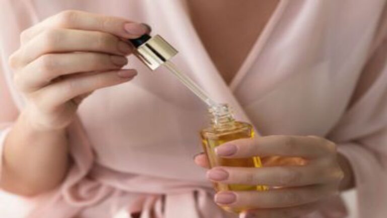 Benefits of serum in Nights: दिन भर के दौड़-भाग के बाद रात को दें स्किन को ये प्यार का तोहफा, त्वचा रहेगी बेदाग जवां