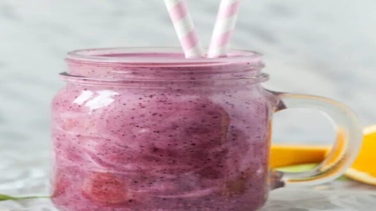 Blueberry Orange smoothie: घर पर बेहद आसान तरीके से तैयार करें स्ट्रॉबेरी एंड ब्लूबेरी स्मूदी, मिनटों में तैयार होगा हेल्दी नाश्ता