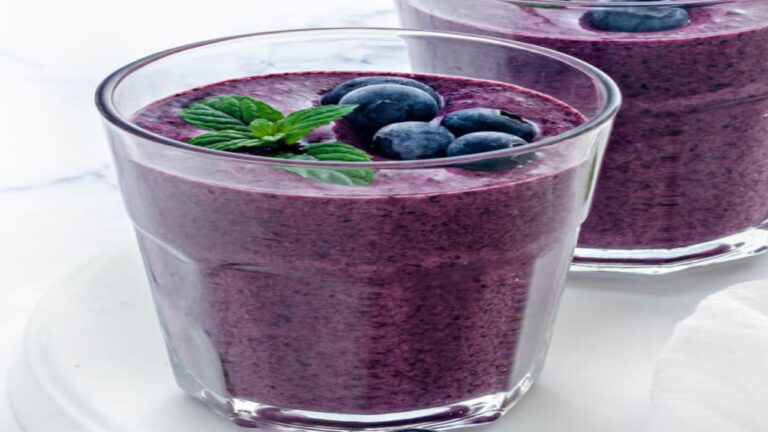 Blueberry smoothie: बच्चों के लिए ब्रेकफास्ट में बनाएं हेल्दी स्ट्रॉबेरी एंड ब्लूबेरी स्मूदी, जानें बनाने की विधि