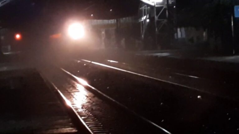 Indian Railways: ट्रेन की हेडलाइट रात में कितनी दूरी तक फेंकती है रोशनी,जानें रोचक जानकारी