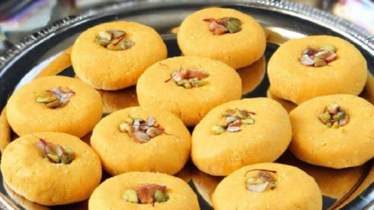 Mango Peda: घर पर आएं मेहमानों के लिए बेहद आसान तरीके से बनाएं मैंगो पेड़ा, खाकर सभी करेंगे तारीफ