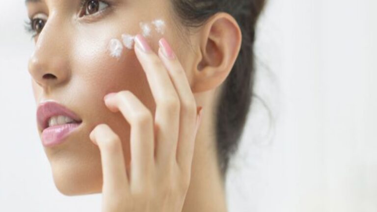 सर्दियों में त्वचा पर इन चीजों का करें इस्तेमाल,झुर्रियों और रूखेपन से मिलेगा छुटकारा 