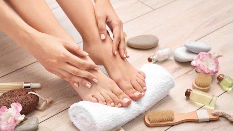 Pedicure Tips: गर्मियों से बिगड़ रही है आपके पैरों की रंगत,तो घर पर जरूर ट्राई करें ये पेडिक्योर टिप्स