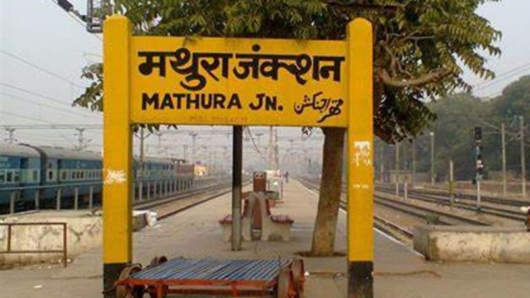 Indian Railways: स्टेशनों पर पीले रंग के बोर्ड पर ही क्यों लिखा होता है स्टेशन का नाम,जानें रोचक कारण