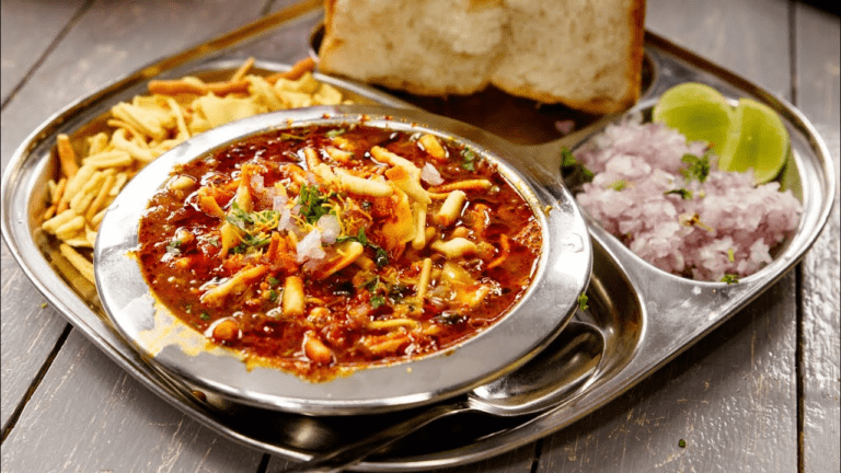 Misal Pav Recipe : घर पर कोल्हापुरी स्टाइल में बनाएं मिसल पाव, स्वाद इतना लाजवाब की खाकर आ जायेगा मज़ा