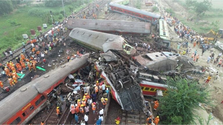 Odisha Train Accident: बालासोर ट्रेन हादसे<br>में CBI का बड़ा एक्शन,इन तीन अधिकारियों को किया गिरफ्तार