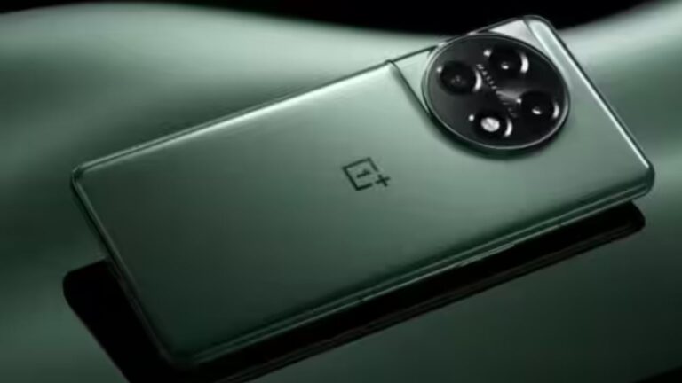 धांसू कैमरे और 150W फास्ट चार्जिंग के साथ<br>OnePlus का ये फोन उठाने आ रहा धुआं,जानें कब होगा लॉन्च
