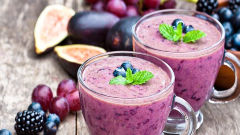 Black Grapes Smoothie: गर्मियों में सेहत के लिए बेहद फायदेमंद है काले अंगूर की स्मूदी, पढ़ें आसान रेसिपी