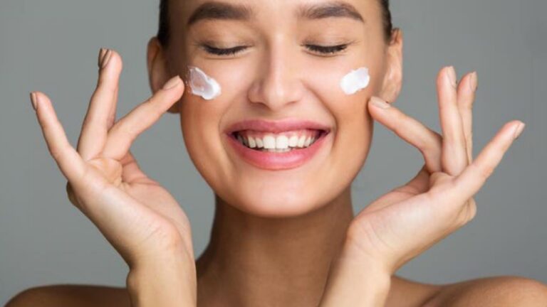 Chemical Free moisturizer at Home: चेहरे के चमक और निखार के लिए जरूर ट्राई करें ये केमिकल फ्री मॉइश्‍चराइजर, पढ़ें