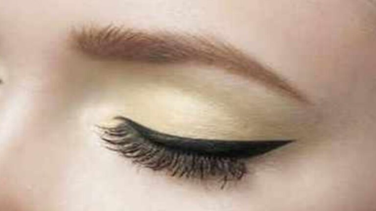Eyeliner Guide: अपने आंखों को देना चाहते हैं ग्‍लैमरस लुक, तो आईलाइनर लगाते समय इन बातों को रखें ध्यान