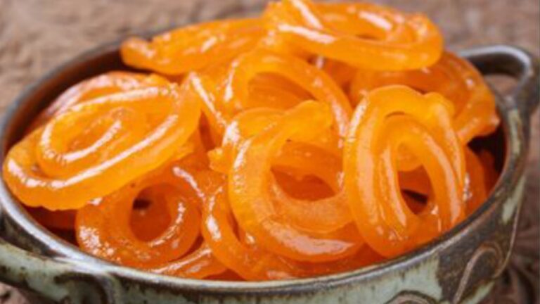 Jalebi Recipe: सिर्फ 10 मिनट में बिल्कुल हलवाई जैसी तैयार करें कुरकुरी जलेबी,मांग मांग कर खाएंगे लोग