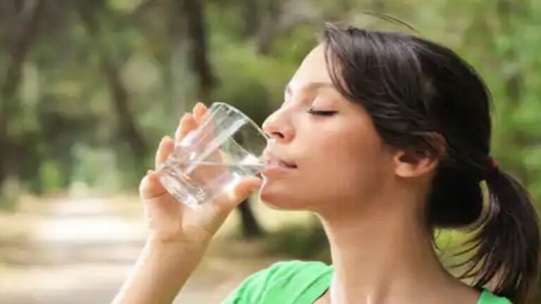 Overhydration: सावधान! ज्यादा पानी पीने से भी शरीर को हो सकता है भारी नुकसान, पढ़ें ओवरहाइड्रेशन के साइड इफेक्ट्स