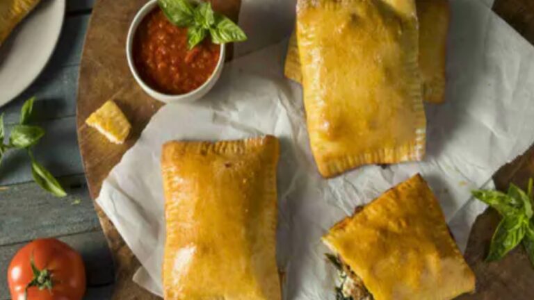 Pocket Pizza Recipe: बाहर नहीं घर में ही चखें स्वादिष्ट पॉकेट पिज्जा का स्वाद, ऐसे होगा मिनटों में तैयार