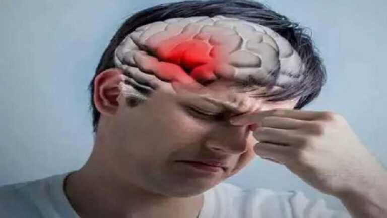 Stroke Symptoms:सावधान !ब्रेन स्ट्रोक के इन लक्षणों को हल्के में लेने की न करें भूल,ज़रा सी भी लापरवाही ले सकती है जान