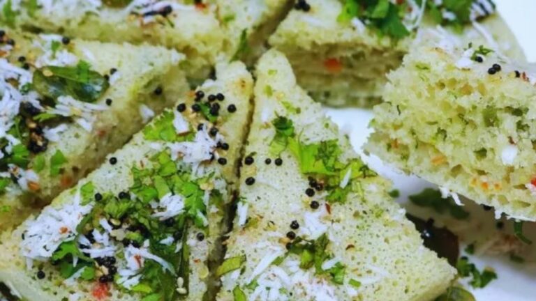 Suji Dhokla Recipe: नाश्ते में झटपट बनाएं गुजराती स्टाइल का सूजी ढोकला, हेल्दी रेसिपी से करें दिन की शुरुआत