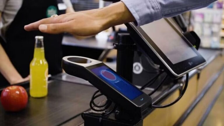 Amazon one service: अमेजन ने शुरू की गजब की सर्विस, अब हाथ दिखाने से होगी पेमेंट, कार्ड का झझंट हुआ खत्म