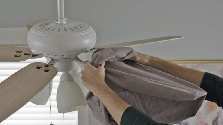 Ceiling fan cleaning tips: ये काम करते ही चमक उठेगा सीलिंग फैन, एक बार की सफाई में हो जाएंगे महीनों झंझट फ्री