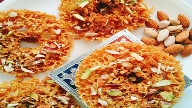 Ghevar Recipe: घर पर बेहद आसान तरीके से राजस्थानी स्वाद से भरा क्रिस्पी और जालीदार घेवर, पढ़ें रेसिपी