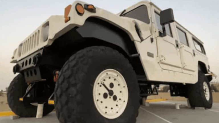 Hummer SUV : OMG! इस अजूबा कार का लुक देख लोग हो रहे हैं हैरान, ऊंचाई इतनी कि बैठने के लिए लगेगी सीढ़ी