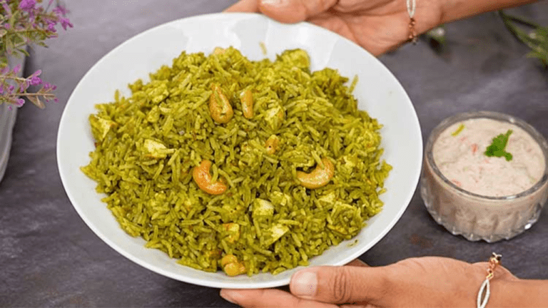 Palak Paneer Pulao : चंद मिनट में घर पर बनाएं ये टेस्टी पालक पनीर पुलाव, घरवाले तारीफ करते नहीं थकेंगे