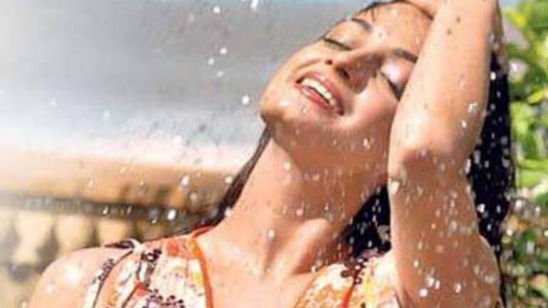 Rainy season Makeup Tips: बारिश के मौसम में चाहती हैं लॉन्ग लॉस्टिंग मेकअप, तो फॉलो करें ये टिप्स