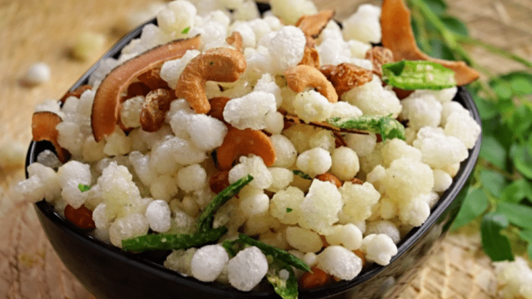 Sabudana Chivda Recipe : सावन के महीने में रखती हैं व्रत तो फलहार के लिए बनाएं साबूदाना का चिवड़ा, मन हो जायेगा खुश