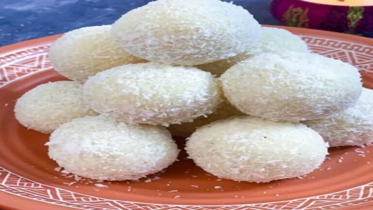 Coconut Laddu Recipe: कुछ मीठा खाने का है मन तो घर पर झटपट बनाएं नारियल के लड्डू, पढ़ें आसान रेसिपी