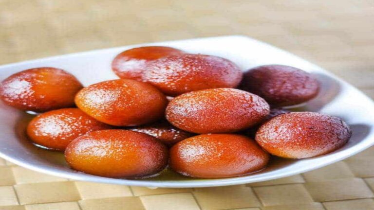 Leftover Roti Gulab jamun: घर के बचीं रोटियों को फेंक नहीं सिर्फ 10 मिनट में बनाएं टेस्टी गुलाब जामुन, पढ़ें आसान रेसिपी
