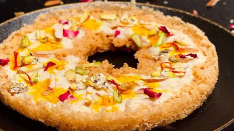 Malai Ghevar Recipe:रक्षाबंधन पर भाई के लिए घर पर झटपट बनाएं मलाई घेवर, पढ़ें आसान रेसिपी