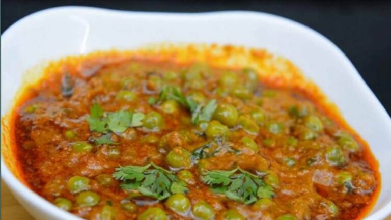 Matar Makhani Recipe: इस वीकेंड को बनाना चाहते हैं कुछ खास तो घर पर झटपट बनाएं मटर मखनी, पढ़ें रेसिपी