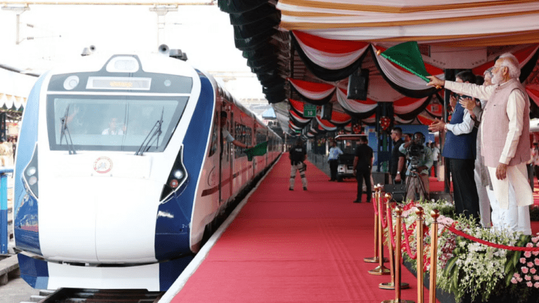 Vande Bharat: लखनऊ-गोरखपुर और जोधपुर-साबरमती वंदे भारत ट्रेन को पीएम ने दिखाई हरी झंडी,पढ़ें डिटेल