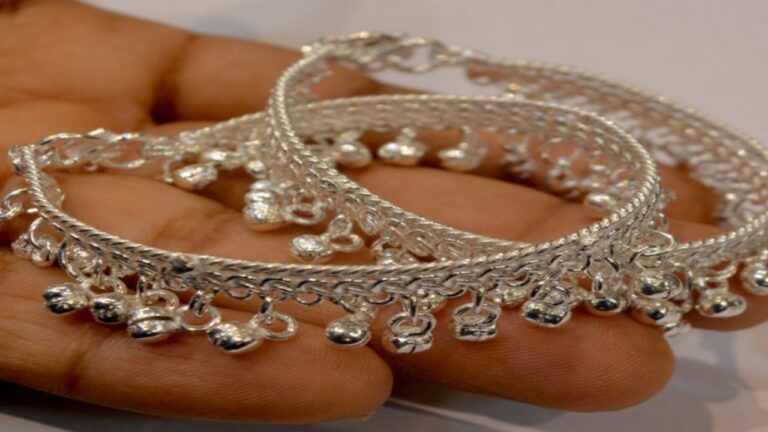 Silver Jewellery:अब चांदी के काले पड़े गहनों में आएगी पहले जैसी चमक, काम आएंगे ये आसान टिप्स