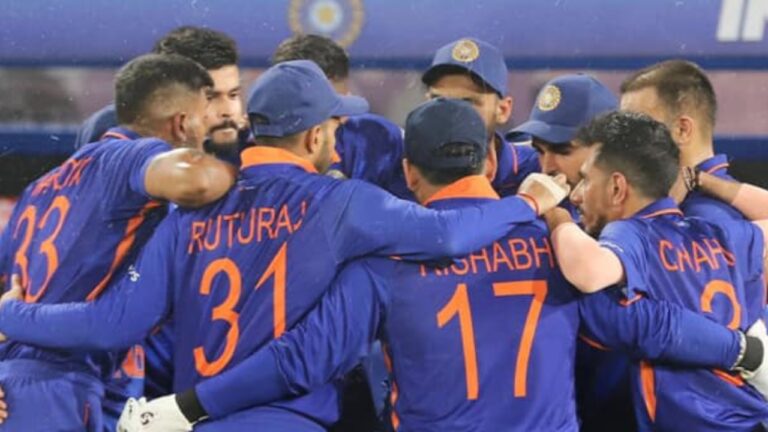 टीम इंडिया पर बोझ बन गए हैं ये दो खिलाड़ी, खराब प्रदर्शन के बाद भी खूब मिल रहे हैं मौके