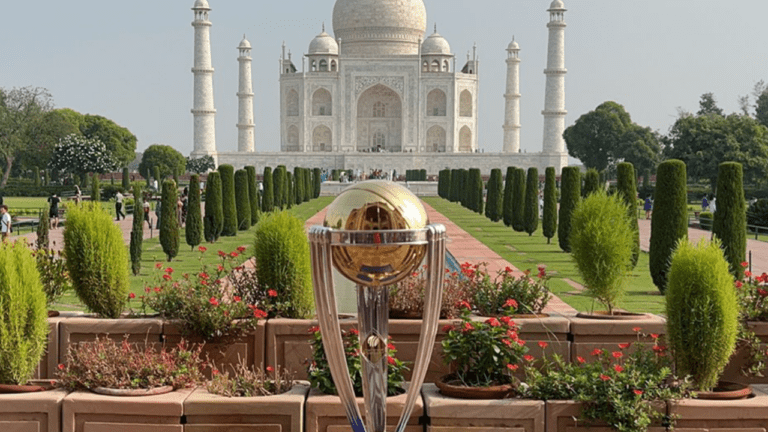 World Cup: ताज महल पहुंची वर्ल्ड कप की ट्रॉफी, फैंस का दिखा हुजूम