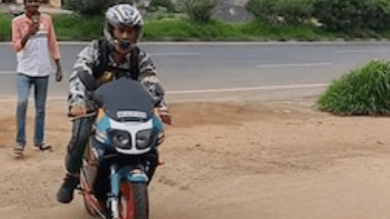 MS Dhoni: राँची की सड़को पर सैर करते दिखे धोनी, बाइक देख सबके उड़े होश