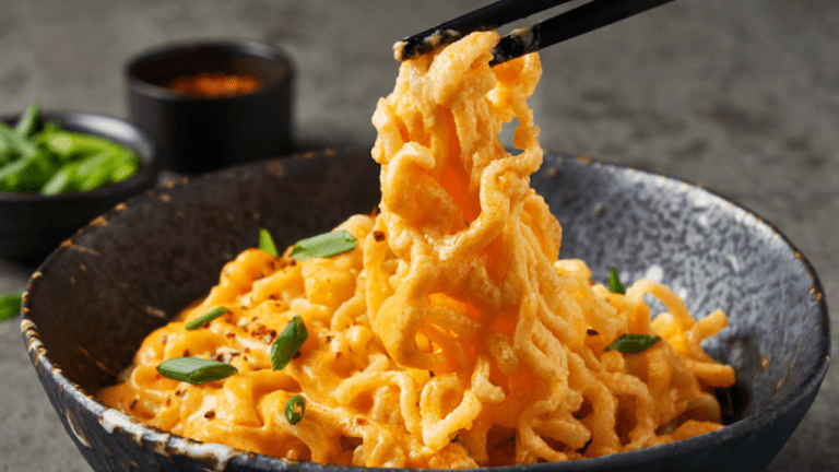 Chili Cheese Noodles : बच्चों के नाश्ते में बनाएं ये टेस्टी चिली चीज़ नूडल्स, देखते ही हो जायेंगे खुश