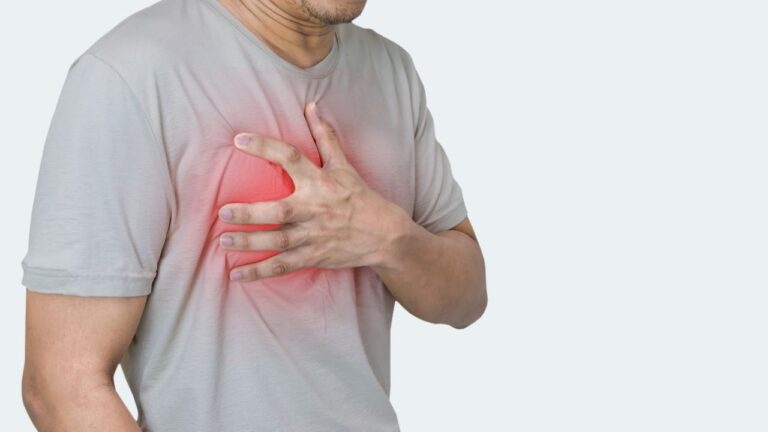 Heart Attack: क्यों लोग हो रहें हार्ट अटैक का शिकार, जानें इसके शुरुआती लक्षण